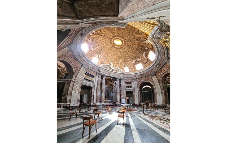 Owalna kopuła Berniniego w Sant'Andrea al Quirinale w Rzymie