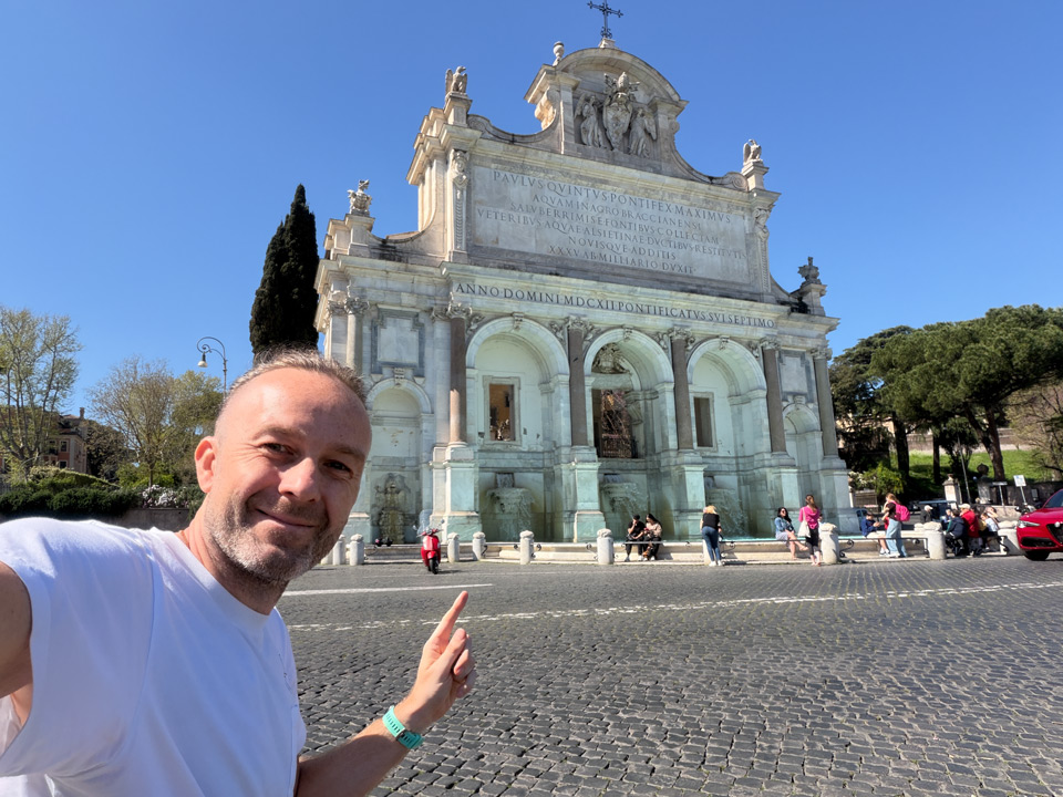 Artur Jakucewicz przed Fontana dell'Acqua Paola na Janikulum w Rzymie