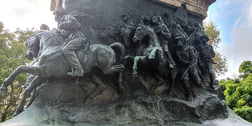 Konni republikańscy bojownicy na płaskorzeźbie pomnika Anity Garibaldi