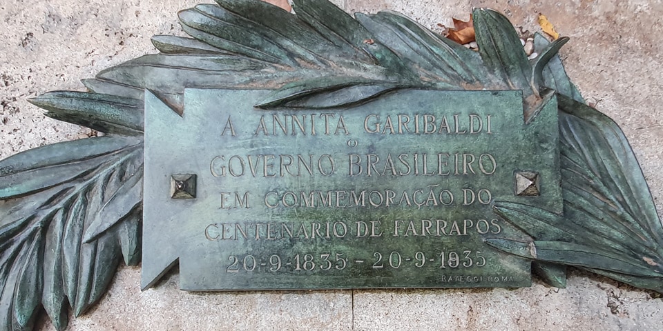Portugalska tablica ufundowana przez rząd Brazylii dla upamiętnienia stulecia rewolucji Farrapos przy pomniku Anity Garibaldi