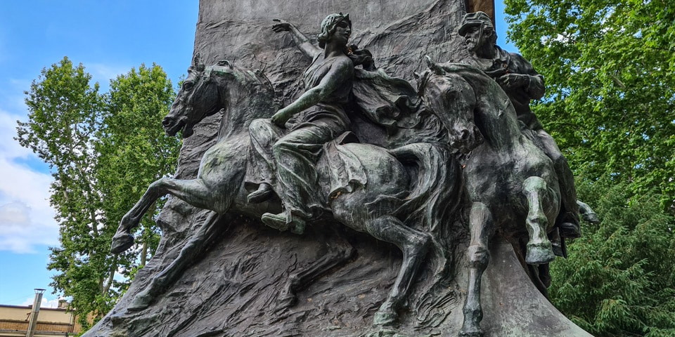 Brązowa płaskorzeźba przedstawiająca Anitę Garibaldi na koniu na czele republikańskich bojowników pod Curitibanos