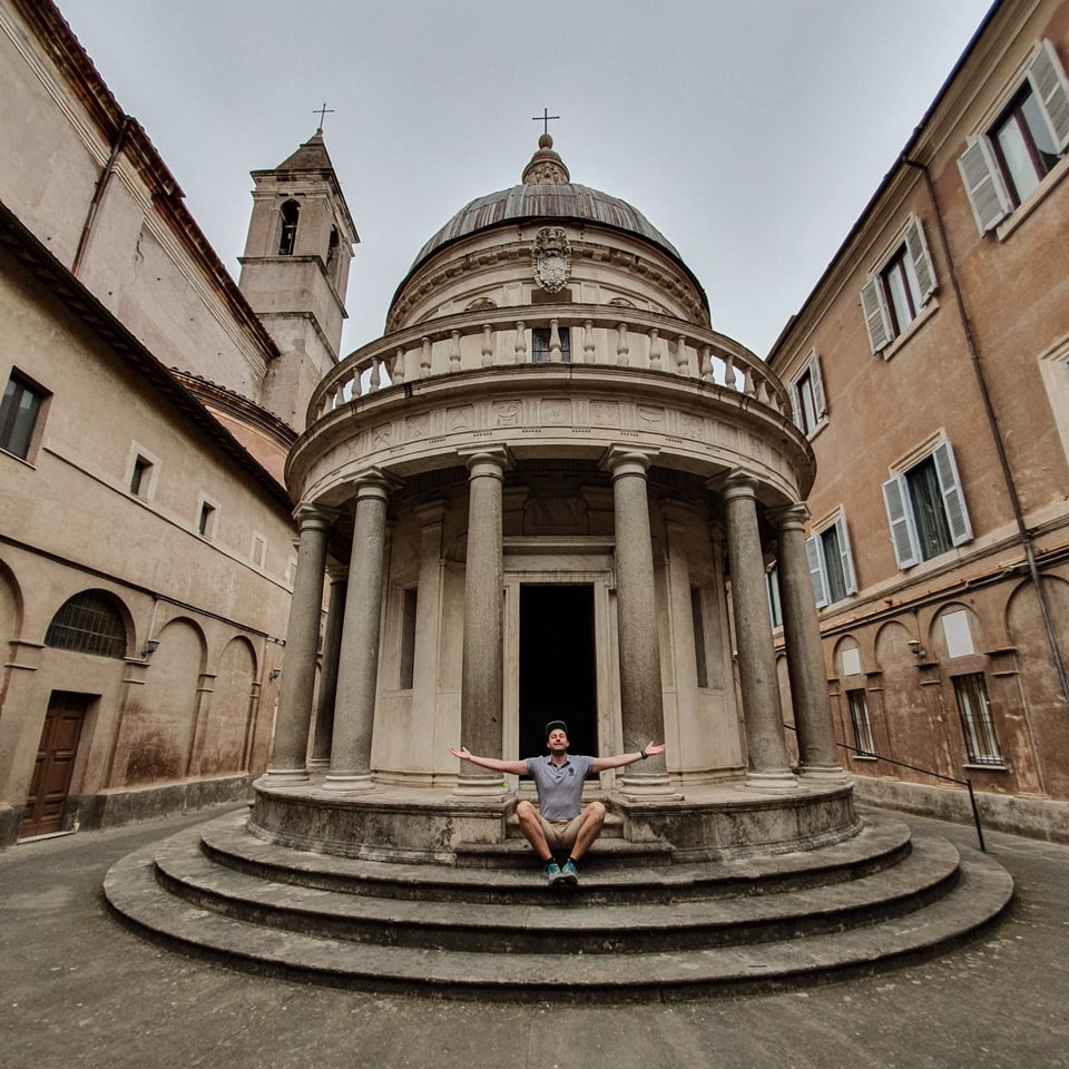 Autor Artur Jakucewicz siedzący samotnie na schodach Tempietto Bramantego