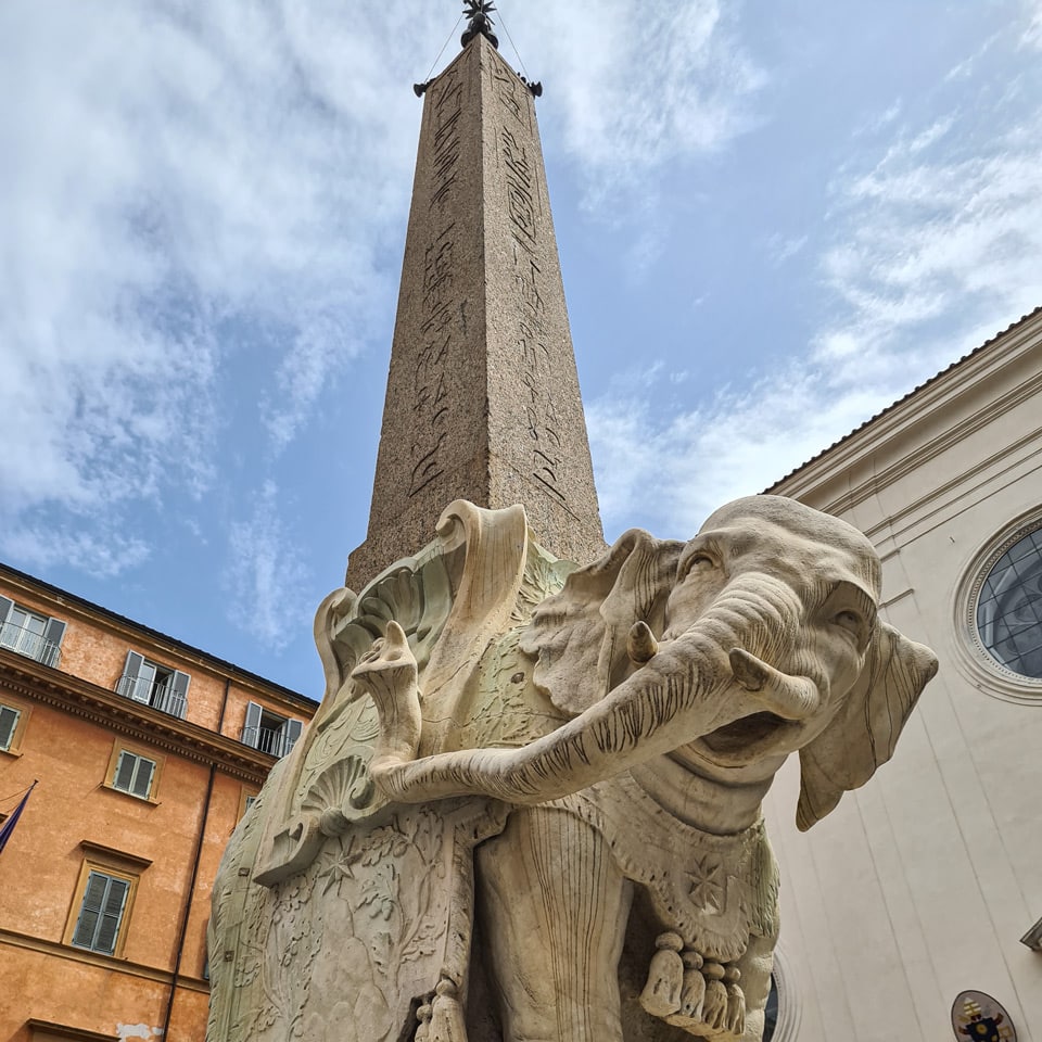 Słoń Berniniego niosący obelisk Minerwy na Piazza della Minerva w Rzymie
