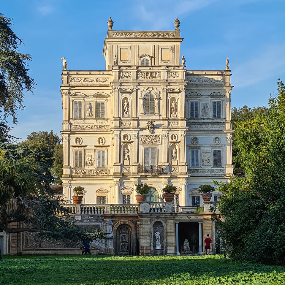 Bogato zdobiona fasada Casino del Bel Respiro w Villa Doria Pamphilj