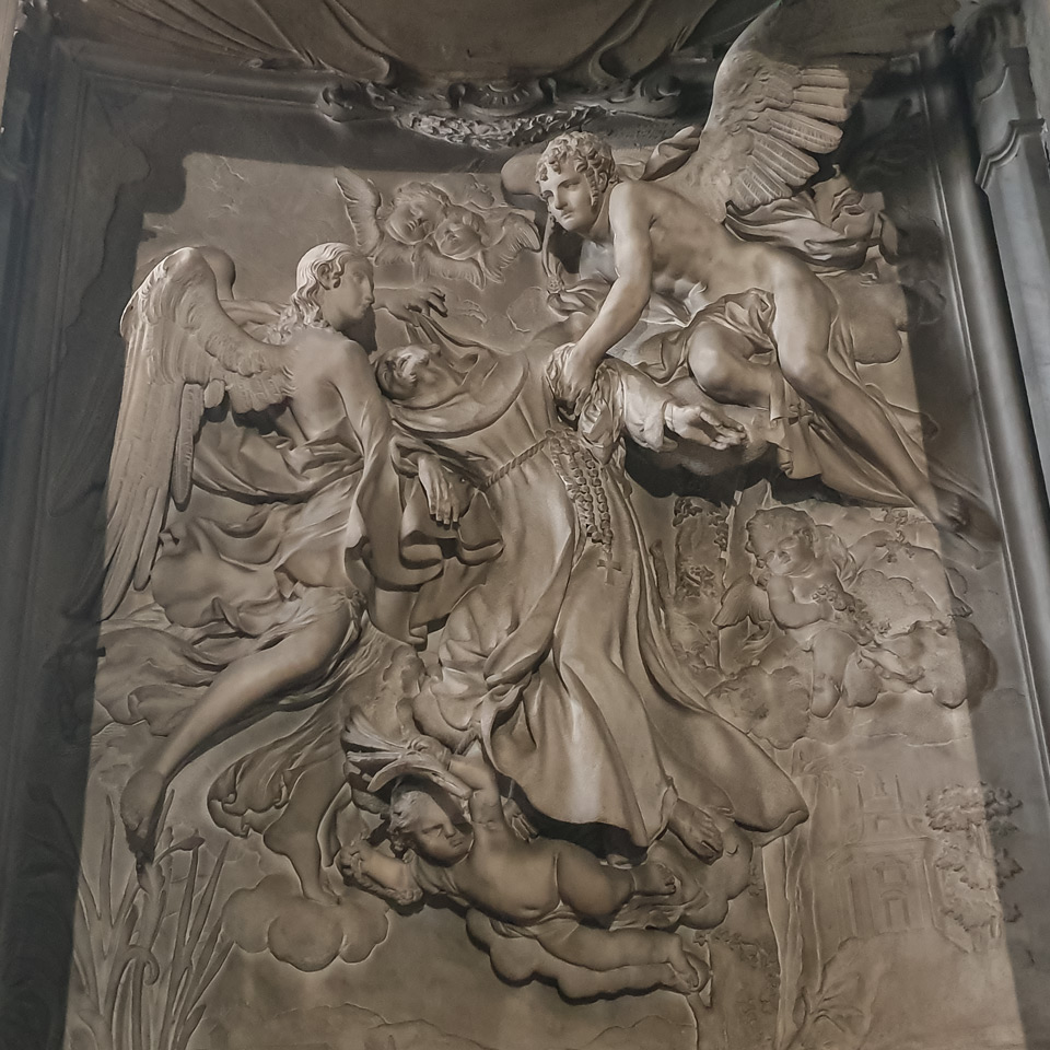 Marmurowy relief Ekstaza św. Franciszka autorstwa Francesca Baratty w kaplicy Raimondich