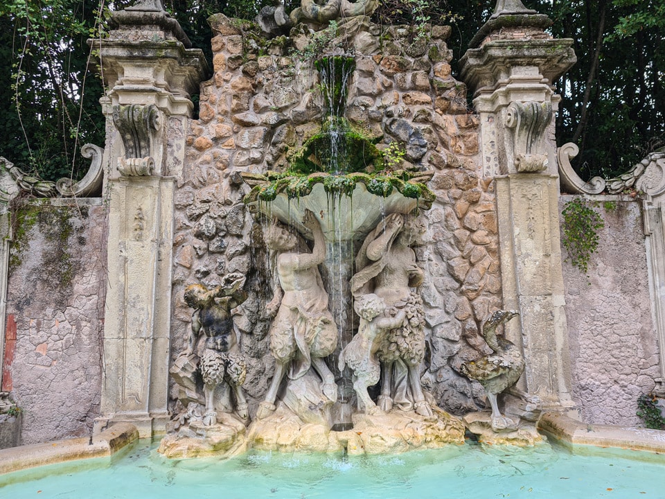 Satyrowie i młode satyry podtrzymujące ogromną muszlę w Fontana dei Satiri w Villa Sciarra