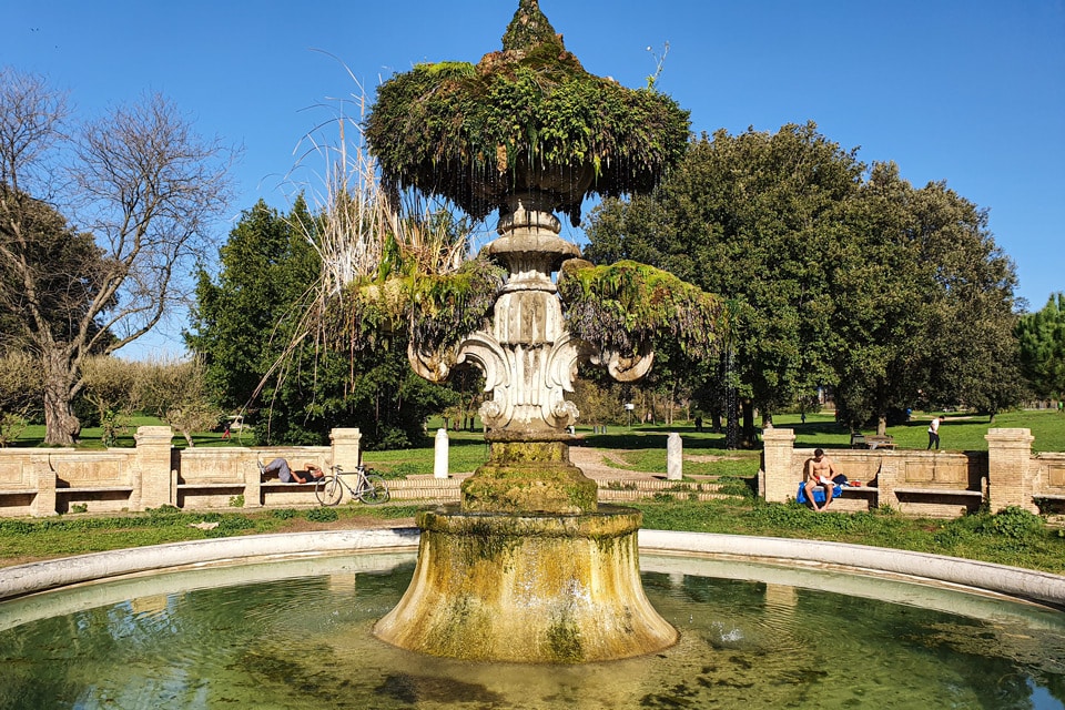 Fontana del Giglio w Villa Doria Pamphilj w słoneczny zimowy dzień