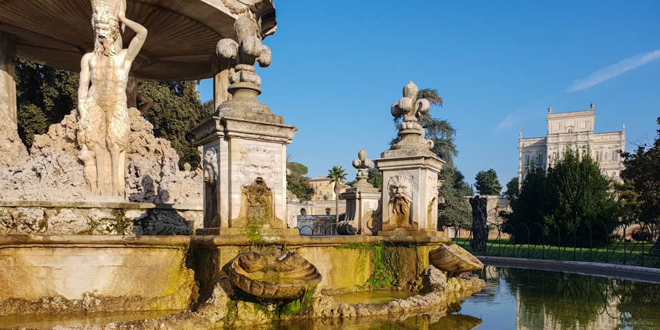 Postacie, maski wodne i lilie Pamphilj zdobiące Fontana del Putto