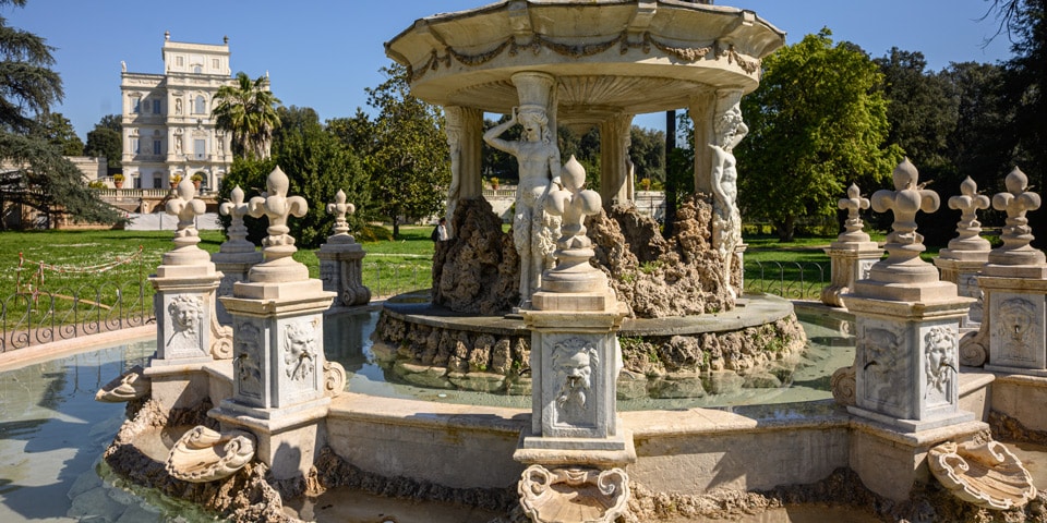 Fontana del Putto w Giardino del Teatro z Casino del Bel Respiro w tle