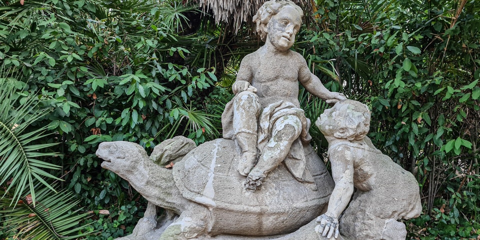 Putto siedzące na ogromnym żółwiu i wspinający się obok młody faun w Villa Sciarra w Rzymie