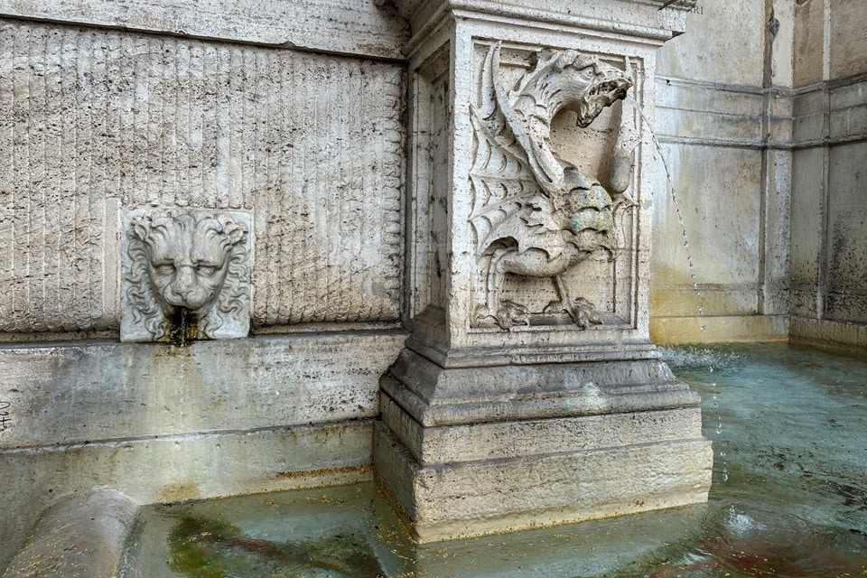 Heraldyczny smok Borghesów tryskający wodą oraz maska lwa na Fontanone di Ponte Sisto na Piazza Trilussa w Rzymie