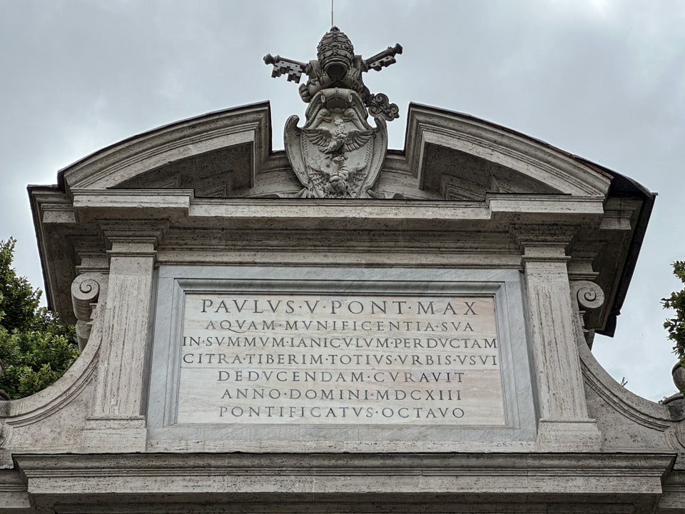 Łacińska inskrypcja papieża Pawła V z 1613 roku na Fontanone di Ponte Sisto na Piazza Trilussa w Rzymie