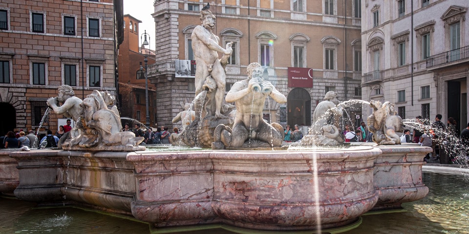 Fontanna Maura na Piazza Navona w Rzymie — widok całości