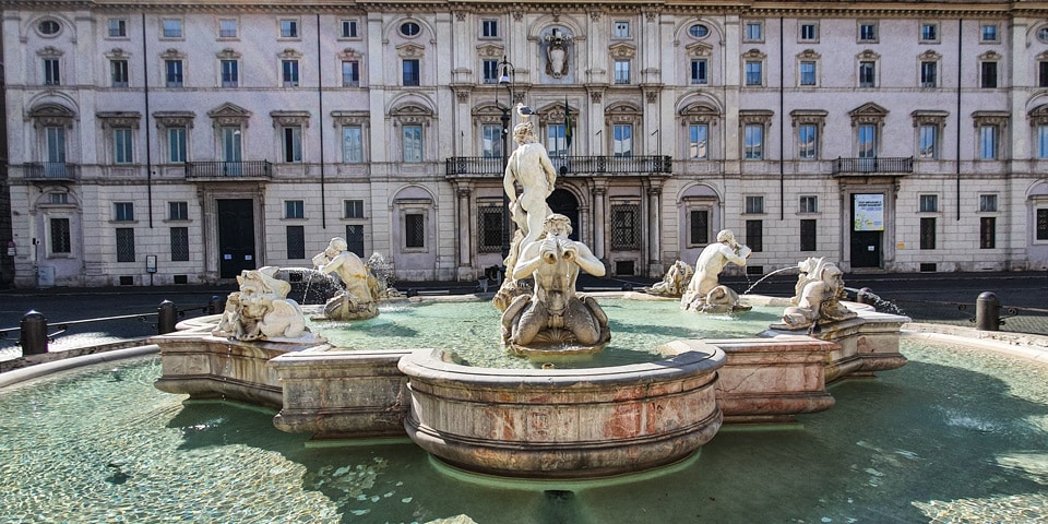 Fontanna Maura na Piazza Navona — widok z boku z Palazzo Pamphilj