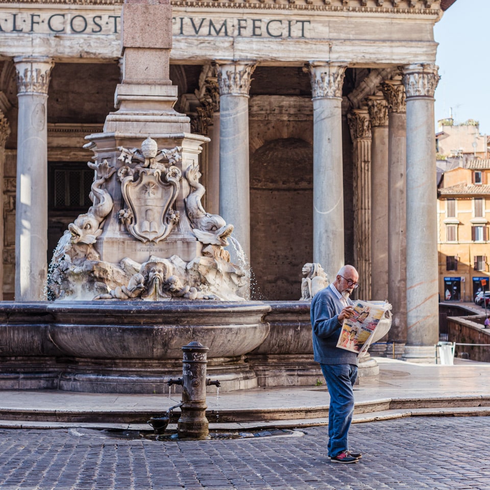 Fontanna Panteonu na Piazza della Rotonda wczesnym rankiem Fontanna Panteonu na Piazza della Rotonda wczesnym rankiem