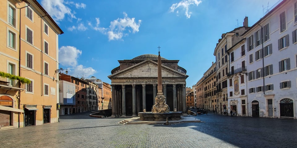 Fontanna Panteonu na Piazza della Rotonda w Rzymie Fontanna Panteonu na Piazza della Rotonda w Rzymie