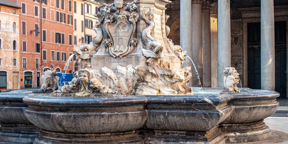 Kamienna misa Fontanny Panteonu na Piazza della Rotonda Kamienna misa Fontanny Panteonu na Piazza della Rotonda