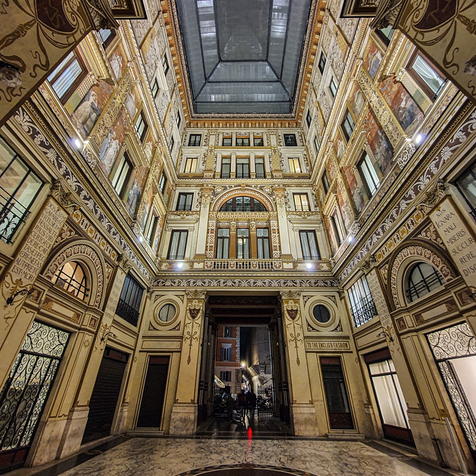 Cytat z Wergiliusza Non ignara mali na filarze wewnątrz Galleria Sciarra