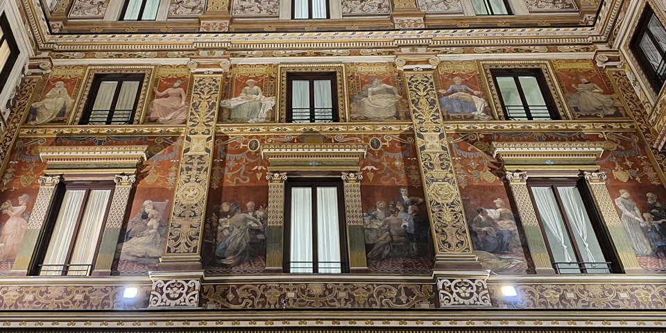 Kobiece cnoty namalowane przez Giuseppe Celliniego i opisane po łacinie wewnątrz Galleria Sciarra