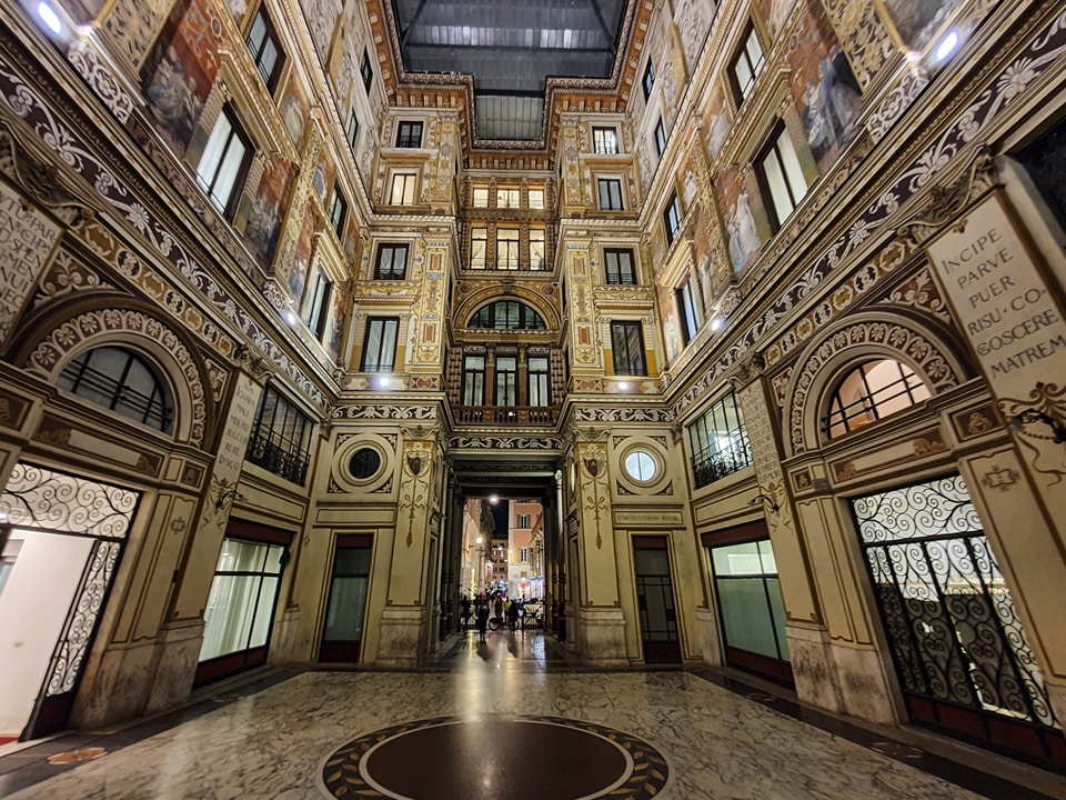Inskrypcja z Wergiliusza Incipe parve puer na filarze wewnątrz Galleria Sciarra