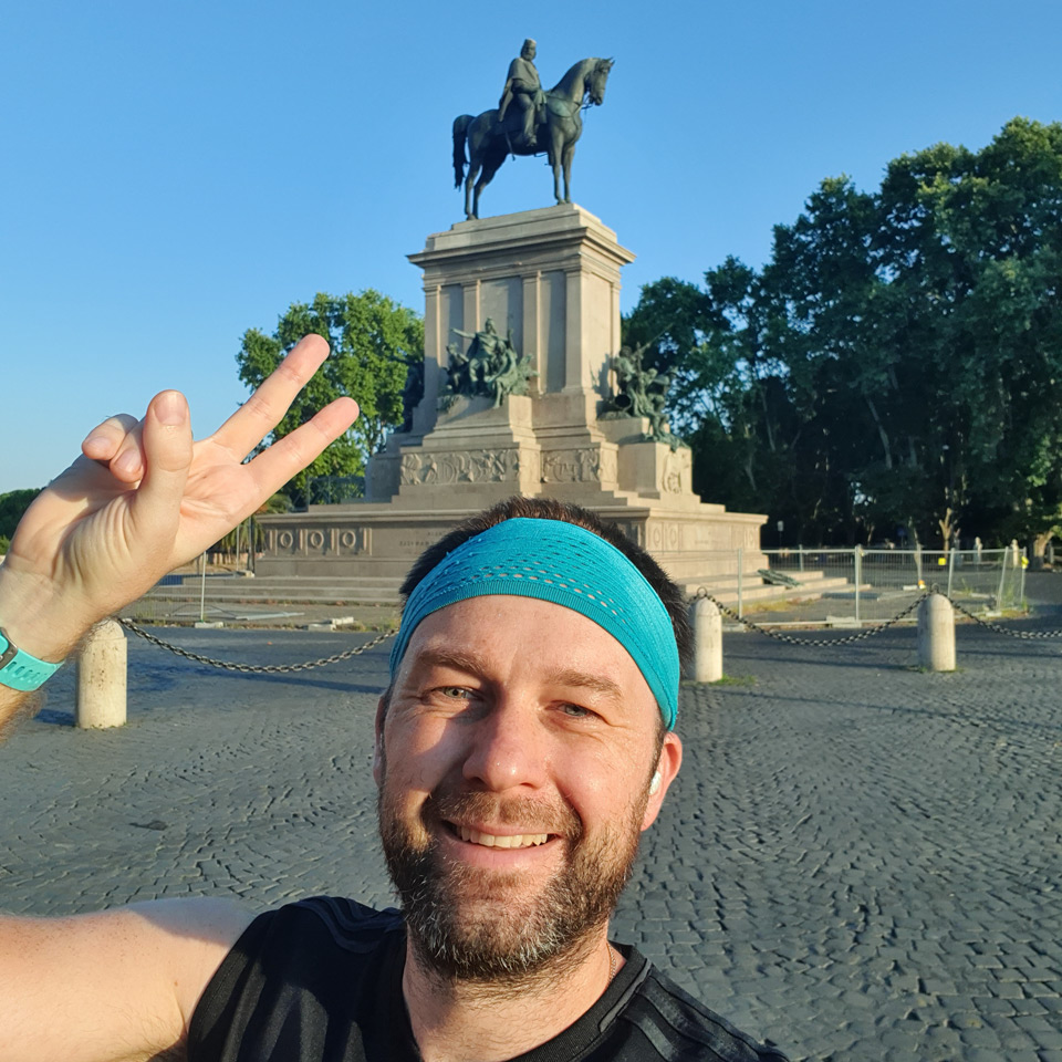 Artur Jakucewicz przed pomnikiem Giuseppe Garibaldiego na Janikulum o wschodzie słońca w Rzymie