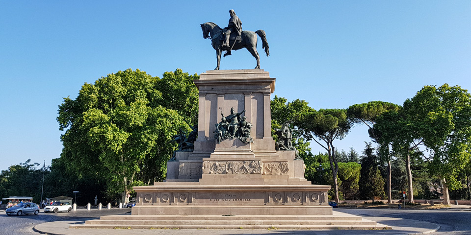 Pełny widok od frontu na pomnik konny Giuseppe Garibaldiego w Rzymie z inskrypcją dedykacyjną ITALIA E VITTORIO EMANUELE na cokole