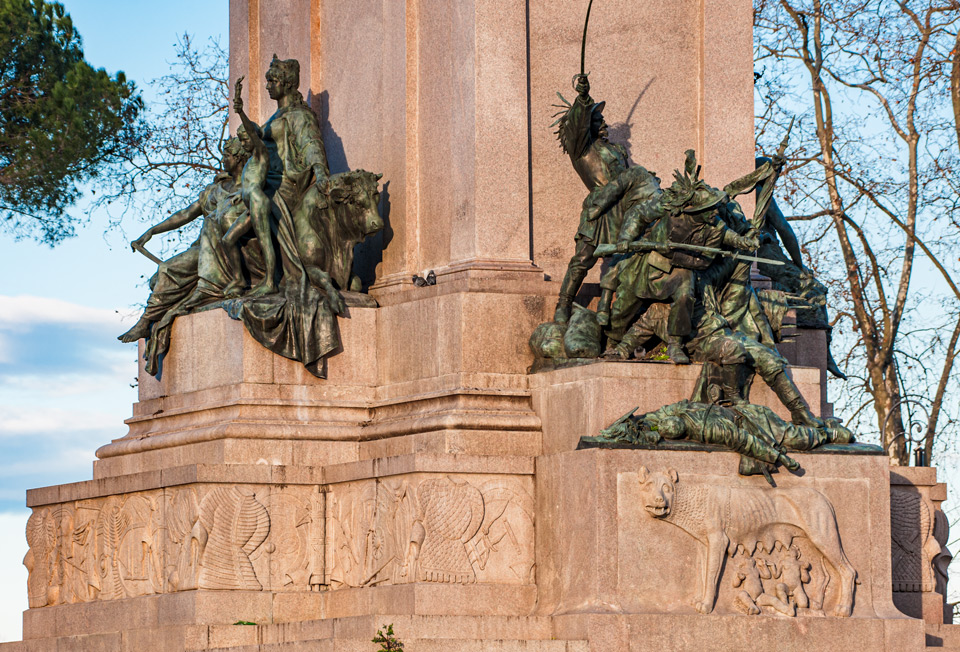 Brązowe grupy alegoryczne i płaskorzeźba wilczycy kapitolińskiej na cokole pomnika Giuseppe Garibaldiego w Rzymie