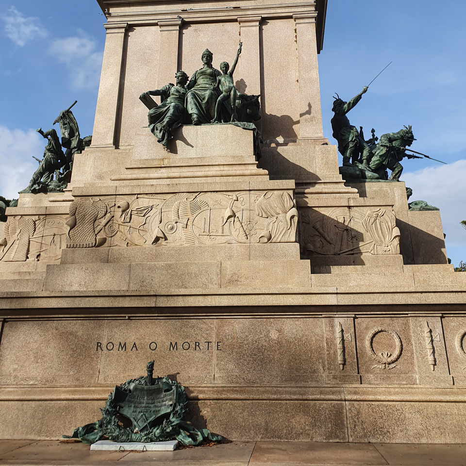Inskrypcja ROMA O MORTE na cokole pomnika Giuseppe Garibaldiego oraz brązowy wieniec masoński ufundowany przez włoską masonerię w 1907 roku na stulecie urodzin Garibaldiego w Rzymie