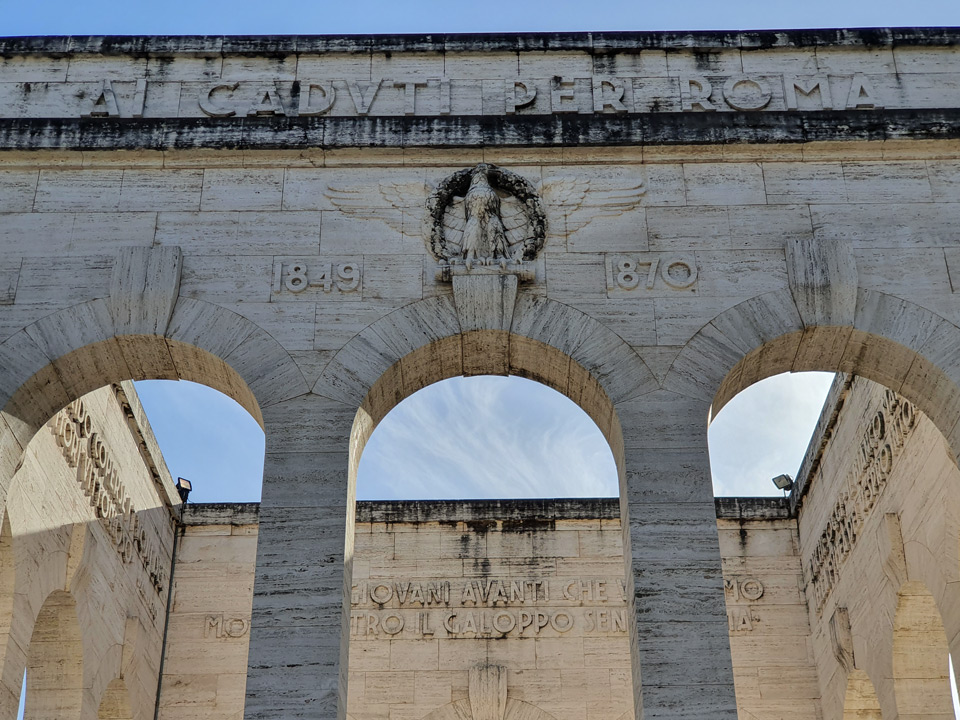 Inskrypcja Ai Caduti per Roma na Mauzoleum-Ossuarium Garibaldiego