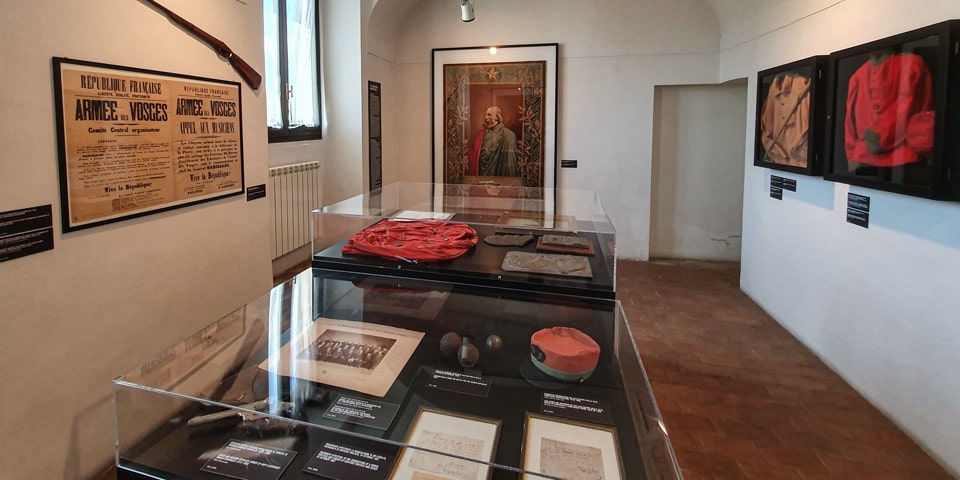 Portret Garibaldiego, karabin, pistolety i pamiątki po jego zwolennikach w Muzeum Republiki Rzymskiej