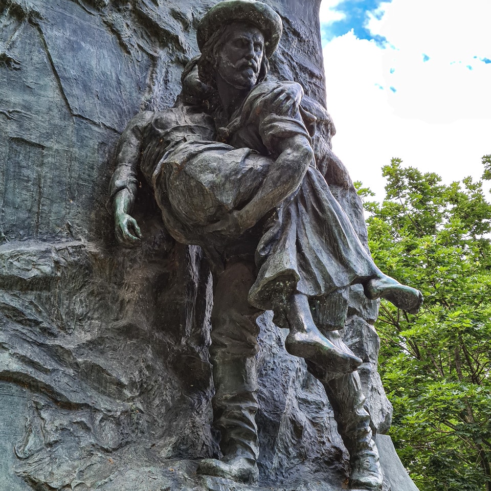 Płaskorzeźba przedstawiająca Giuseppe Garibaldiego niosącego umierającą Anitę podczas odwrotu z Rzymu w 1849 roku