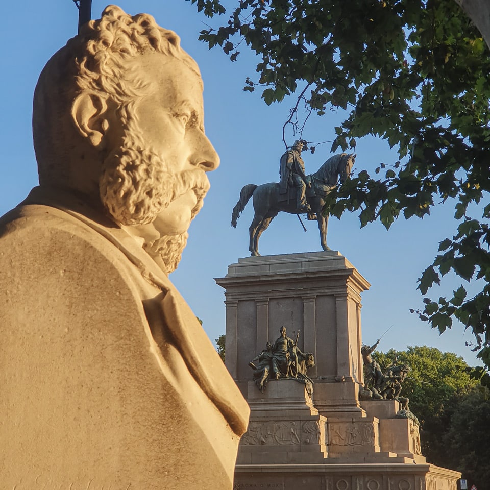 Popiersie Nicoli Fabriziego z pomnikiem Giuseppe Garibaldiego w tle na Janikulum w Rzymie