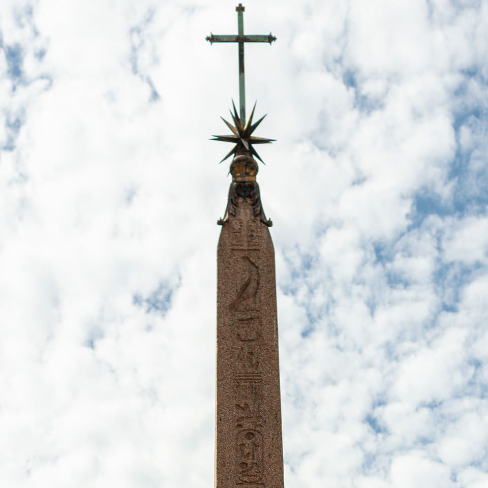 Obelisk przy Panteonie z kartuszami Ramzesa II w Rzymie Obelisk przy Panteonie z kartuszami Ramzesa II w Rzymie