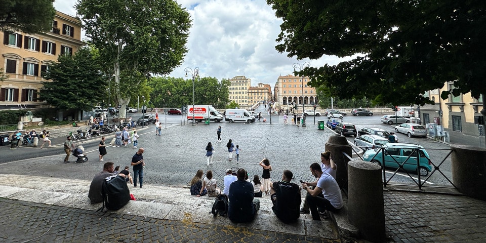 Widok ze schodów przy fontannie na Piazza Trilussa w stronę Ponte Sisto, bramy prowadzącej na Zatybrze w Rzymie