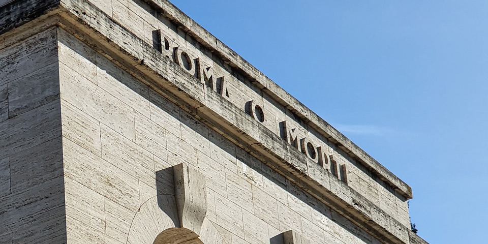 Inskrypcja Roma o Morte wykuta w trawertynowej fasadzie Mauzoleum Ossarium Garibaldczyków w Rzymie