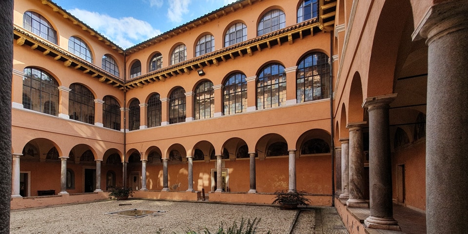 Dziedziniec Królewskiej Akademii Hiszpańskiej w Rzymie w drodze do Tempietto Bramantego