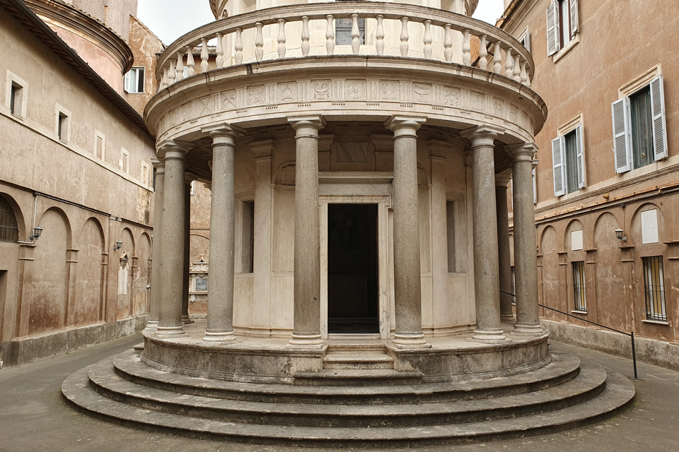 Doryckie granitowe kolumny i wejście do Tempietto Bramantego przy San Pietro in Montorio