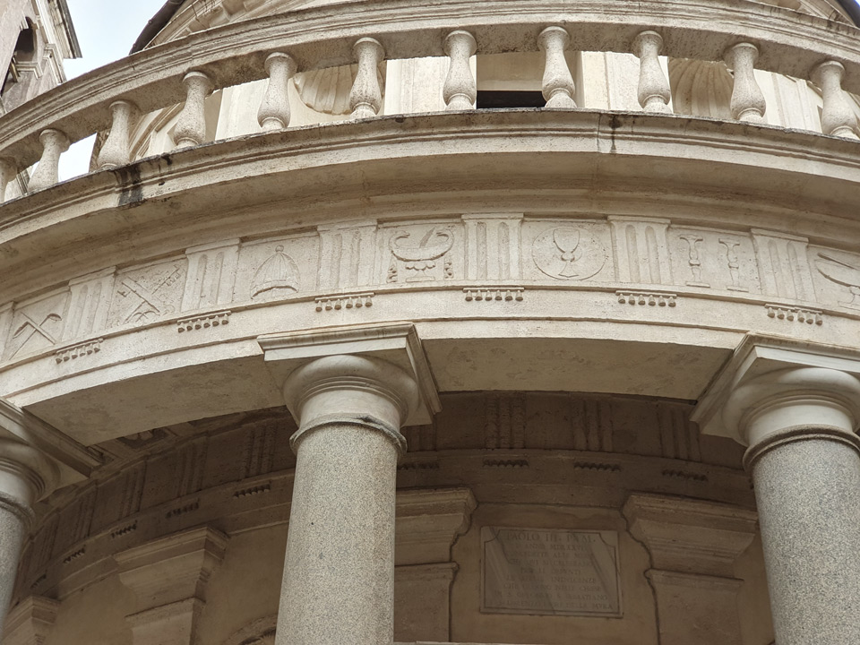 Dorycki fryz Tempietto z tryglifami i metopami ozdobionymi symbolami papieskimi i liturgicznymi