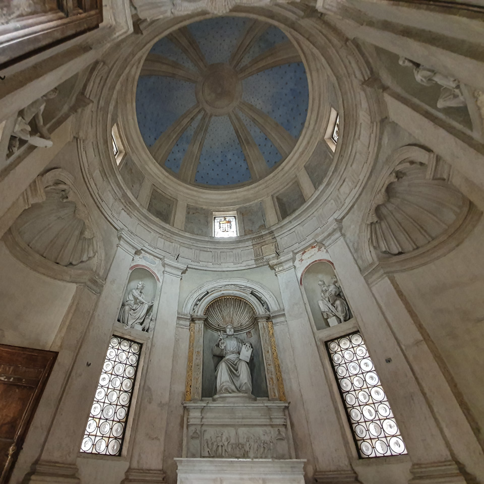 Wnętrze Tempietto z siedzącą postacią św. Piotra i figurami Ewangelistów w niszach ściennych