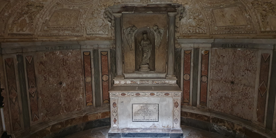 Podziemna krypta Tempietto Bramantego z ołtarzem, figurą św. Piotra i inskrypcją fundacyjną z 1502 roku