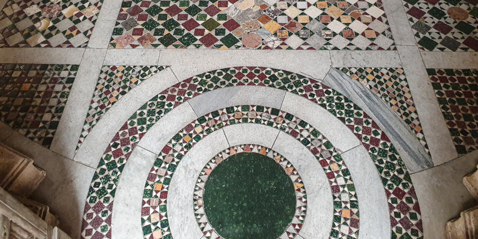 Polichromowana marmurowa posadzka w stylu cosmatesco wewnątrz Tempietto del Bramante