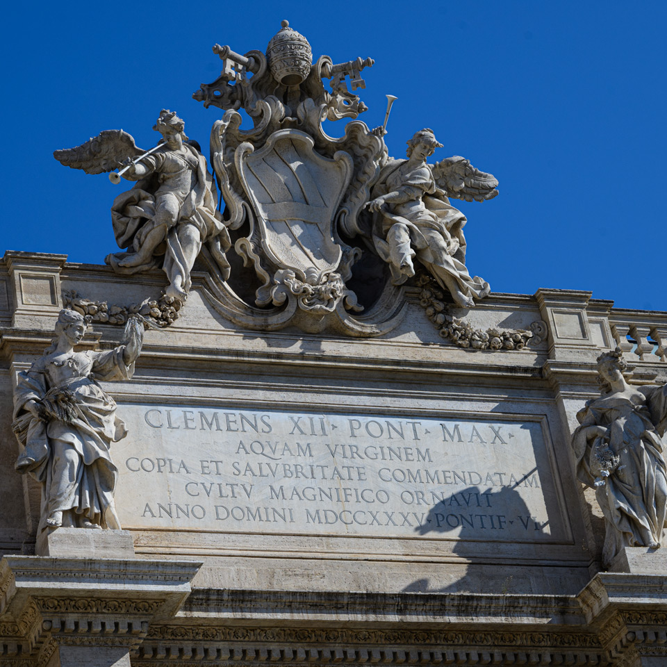 Główna łacińska inskrypcja Papieża Klemensa XII z 1735 roku pod herbem rodu Corsini na Fontannie di Trevi