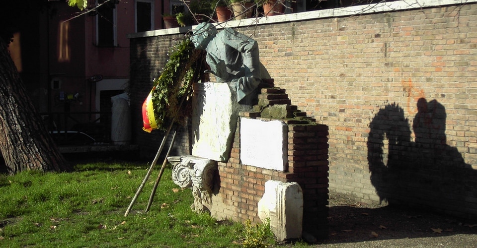 Brązowy pomnik poety Trilussy autorstwa Lorenza Ferriego z 1954 roku na Piazza Trilussa na Zatybrzu w Rzymie