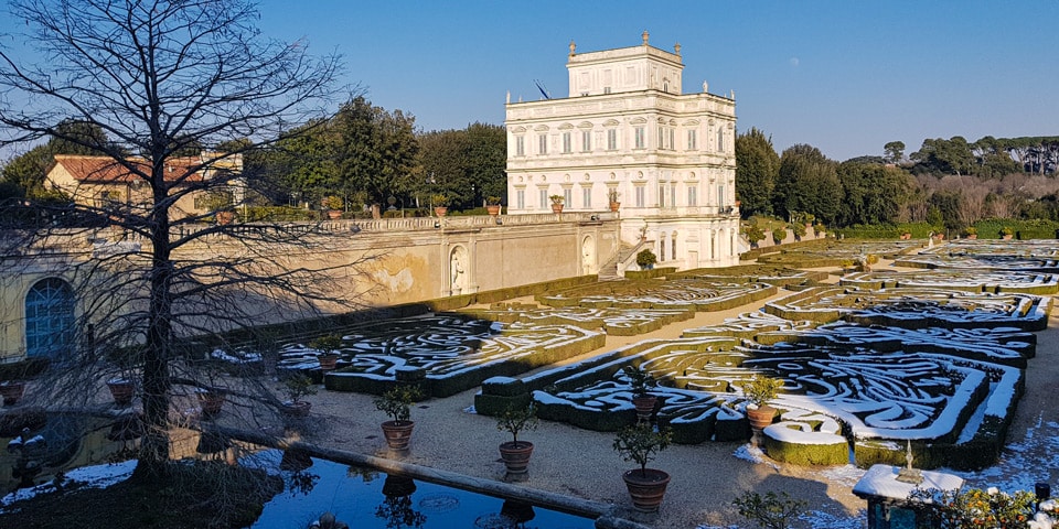 Śnieg podkreślający żywopłoty Sekretnego Ogrodu przy Casino del Bel Respiro w lutym 2018 roku