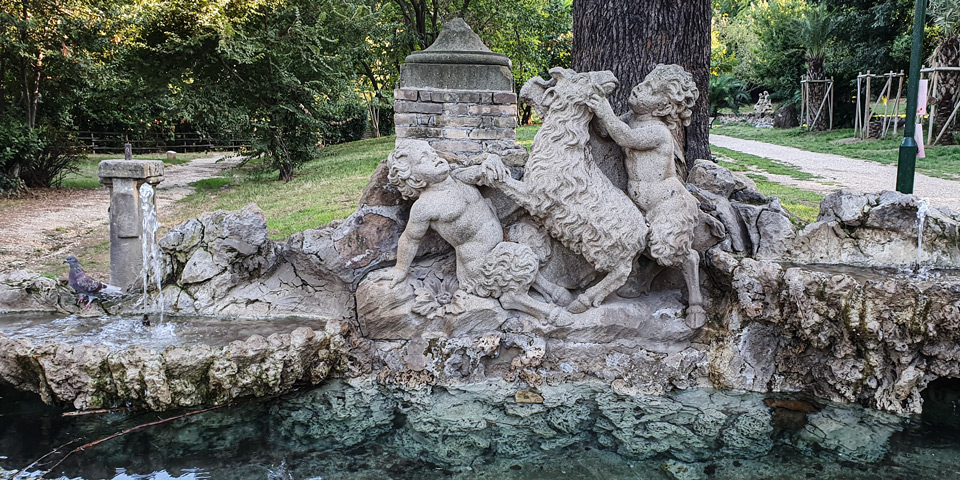 Młode satyry bawiące się z kozą przy skalnej fontannie w Villa Sciarra w Rzymie